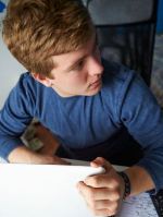 Планшеты и телефоны – причина  болей в шее и спине у подростков