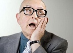 При деменции чаще наблюдается  недержание мочи и кала