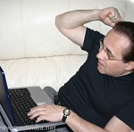 Мужчина с 12 пальцами на руках не может найти работу!